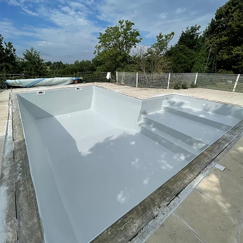 Revêtement polyester gris clair appliqué sur une structure maçonnée autrefois peinte avec une peinture piscine peu durable 