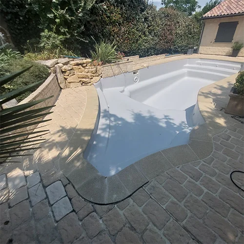Rénovation d'une piscine coque polyester décolorée avec un phénomène de farinage

