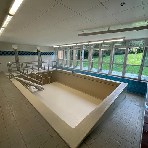 Rénovation de la piscine coque du CHU de Tulle (19), l'application d'un revêtement avec des résines et topcoats spécifiques pouvant résister à des températures d'eau élevées et des conditions d'utilisation particulières (appareils de rééducation)