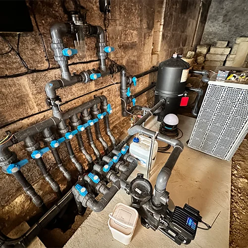Réalisation d'un local technique de dernière génération incluant un système de filtration et de traitement autonome, ainsi qu'une pompe à chaleur